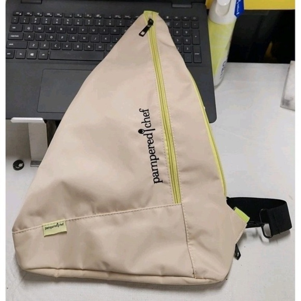 Pampered Chef Sling Bag Purse Nylon Crossbody Zippered Consultant Beige Black B3